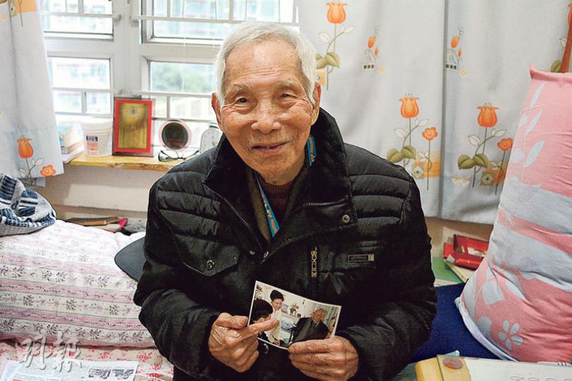 現年96歲的顏福坐在牀邊,手持林鄭月娥於2009年的年初二探訪他時所攝照片。福伯稱,每次林太到訪他都很開心,又很感激林太,因為「間屋係佢同我申請㗎!」(許芳文攝) 現年96歲的顏福坐在牀邊,手持林鄭月娥於2009年的年初二探訪他時所攝照片。福伯稱,每次林太到訪他都很開心,又很感激林太,因為「間屋係佢同我申請㗎!」(許芳文攝)