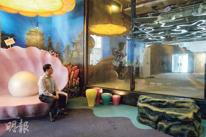 僅餘一成視力的譚世傑,2014年購入深水埗丰滙一個三房單位,當時以為住宅會有商場,可方便日常生活所需,惟現時仍空置的「商場」(圖右玻璃後方空間)將用作城大的動物診所,令他期望落空。圖中他身處的是大廈兒童遊樂場。(鍾林枝攝)與丰滙2樓兒童遊樂場僅一塊玻璃之隔的地方,本是商場位置,惟住客去年下半年入伙至今,該處仍是空置,而城大指會把總共逾5萬多呎地方用作動物診所,強調不作教學用途。(鍾林枝攝)丰滙為長實及市建局合作發展的私人屋苑,共有3座,其中兩座的基座設會所和商場。商場已由城大購入,將營辦動物醫學 僅餘一成視力的譚世傑,2014年購入深水埗丰滙一個三房單位,當時以為住宅會有商場,可方便日常生活所需,惟現時仍空置的「商場」(圖右玻璃後方空間)將用作城大的動物診所,令他期望落空。圖中他身處的是大廈兒童遊樂場。(鍾林枝攝)與丰滙2樓兒童遊樂場僅一塊玻璃之隔的地方,本是商場位置,惟住客去年下半年入伙至今,該處仍是空置,而城大指會把總共逾5萬多呎地方用作動物診所,強調不作教學用途。(鍾林枝攝)丰滙為長實及市建局合作發展的私人屋苑,共有3座,其中兩座的基座設會所和商場。商場已由城大購入,將營辦動物醫學