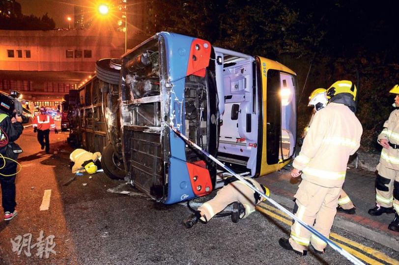 城巴翻側造成1死18傷,消防員接報趕至現場,進入車廂內救出受傷被困乘客。(樊銳昌攝)車禍中不幸喪生的女死者(右圖),事發時與丈夫(左圖)同車,意外後丈夫被救出即負傷在現場四處尋找妻子,但未有發現;因擔心妻子仍被困車內向消防求助,惟消防表示巴士內已無乘客,遂帶他往路邊一具用紅氈包裹的女乘客死者查看,男乘客認屍後證實死者為其妻子,坐在路邊傷心掩面痛哭,需由女警在旁安慰。(樊銳昌攝)意外後,消防及救護人員到場救出傷者分流治理,部分傷者在現場即時包紮。(樊銳昌攝) 城巴翻側造成1死18傷,消防員接報趕至現場,進入車廂內救出受傷被困乘客。(樊銳昌攝)車禍中不幸喪生的女死者(右圖),事發時與丈夫(左圖)同車,意外後丈夫被救出即負傷在現場四處尋找妻子,但未有發現;因擔心妻子仍被困車內向消防求助,惟消防表示巴士內已無乘客,遂帶他往路邊一具用紅氈包裹的女乘客死者查看,男乘客認屍後證實死者為其妻子,坐在路邊傷心掩面痛哭,需由女警在旁安慰。(樊銳昌攝)意外後,消防及救護人員到場救出傷者分流治理,部分傷者在現場即時包紮。(樊銳昌攝)