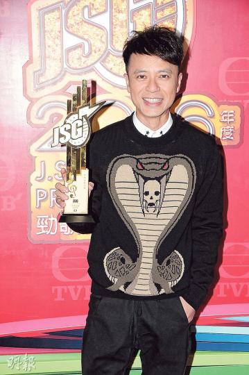 克勤昨晚演出《慈善星輝仁濟夜》，並獲無綫補頒《勁歌》獎座。（攝影鎅O者﹕林祖傑）