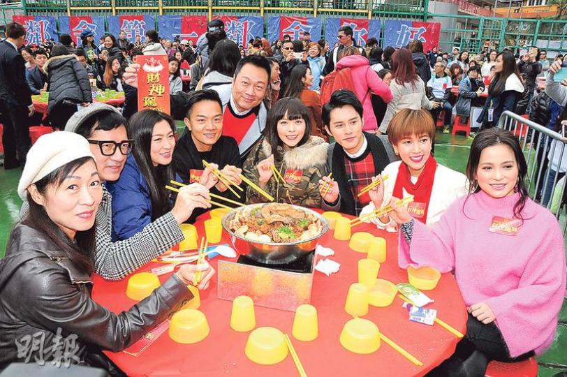 黎耀祥昨聯同《財神駕到》一眾演員在筲箕灣跟街坊食盆菜團年。（攝影鎅O者﹕林祖傑）傅嘉莉與何廣沛齊齊谷新劇。（攝影鎅O者﹕林祖傑）