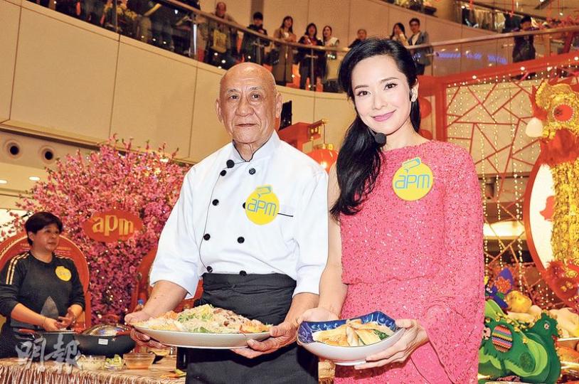 李家鼎昨日於觀塘apm大顯身手，拍檔則換上郭羨妮。（攝影：鍾偉茵）李家鼎將《阿爺廚房》搬入商場，昨日於觀塘apm即席大顯身手炮製幾道美食提早賀雞年。（攝影：鍾偉茵）郭羨妮剛拍竣港台劇，已準備收爐停工，並公開雞年目標要生雞仔。（攝影：鍾偉茵）鼎爺即席做菜予現場市民享用，兒子永豪從旁拍攝過程。（攝影：鍾偉茵）