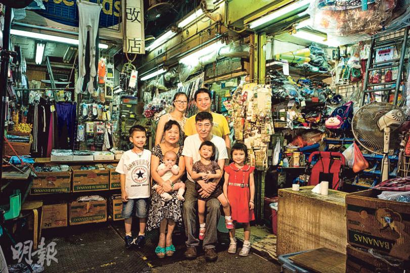 物華街臨時市集茵改店的全家福。(劉天麟攝)文具店海叔在物華街的舊檔,顧客以區內基層街坊為主。(劉天麟攝)2011年,裕民坊仁信里大牌檔。(劉天麟攝)今天的同仁街臨時小販市場,儼如一座被遺棄的鳥籠。(楊心明攝)同仁街臨時小販市場未開檔的景况,狹小通道在商販攤出貨物後將變得更窄,令人無意欲逗留。(黃嘉豪攝) 物華街臨時市集茵改店的全家福。(劉天麟攝)文具店海叔在物華街的舊檔,顧客以區內基層街坊為主。(劉天麟攝)2011年,裕民坊仁信里大牌檔。(劉天麟攝)今天的同仁街臨時小販市場,儼如一座被遺棄的鳥籠。(楊心明攝)同仁街臨時小販市場未開檔的景况,狹小通道在商販攤出貨物後將變得更窄,令人無意欲逗留。(黃嘉豪攝)