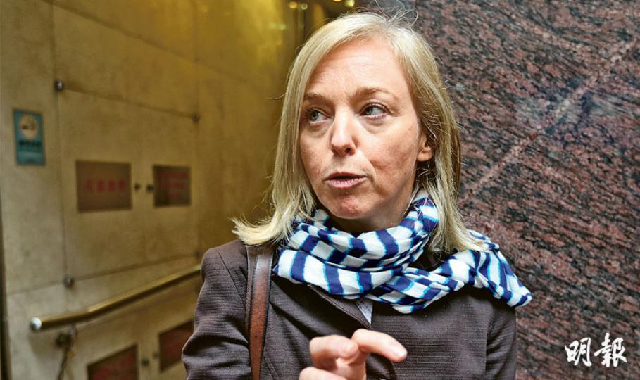Waters Economics Limited創辦人兼董事總經理Fiona Waters(圖)在辦公室外接受本報訪問時披露,在她顧問工作尾聲時知悉大型表演場地(MPV)旁將有新建築物興建,但當時並不知道是什麼,亦從無參與故宮館計劃。Waters亦承認其顧問合約屬直接委任(direct tender)。(郭慶輝攝) Waters Economics Limited創辦人兼董事總經理Fiona Waters(圖)在辦公室外接受本報訪問時披露,在她顧問工作尾聲時知悉大型表演場地(MPV)旁將有新建築物興建,但當時並不知道是什麼,亦從無參與故宮館計劃。Waters亦承認其顧問合約屬直接委任(direct tender)。(郭慶輝攝)