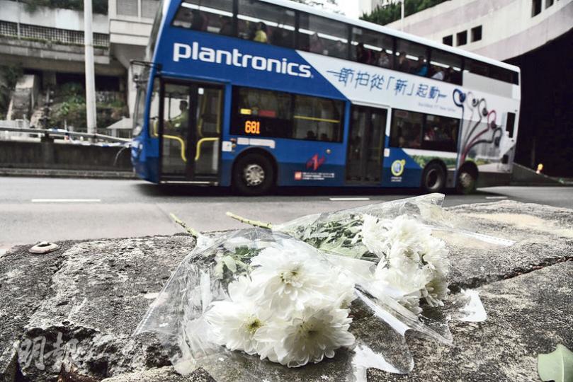 681號線城巴翻側意外釀成1死18傷,昨日有市民帶備鮮花到現場悼念死者,並表示希望透過傳媒向死者親友說「請節哀」。(賴俊傑攝) 681號線城巴翻側意外釀成1死18傷,昨日有市民帶備鮮花到現場悼念死者,並表示希望透過傳媒向死者親友說「請節哀」。(賴俊傑攝)