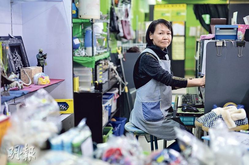 秀群現於社區二手店任職店員,平日主要整理貨物及收銀。她估計退休後,強積金加上積蓄會超過20萬元,倘花光積蓄後才可領取政府擬推出的資助,退休生活將很徬徨,形容現時政策是「政府要等你把錢花光,才讓你領取資助」。(蘇智鑫攝) 秀群現於社區二手店任職店員,平日主要整理貨物及收銀。她估計退休後,強積金加上積蓄會超過20萬元,倘花光積蓄後才可領取政府擬推出的資助,退休生活將很徬徨,形容現時政策是「政府要等你把錢花光,才讓你領取資助」。(蘇智鑫攝)