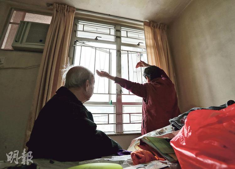 劉婆婆(右)年近80歲,以往換光管、抹窗等需要體力的工作,都由丈夫(左)動手,她在旁協助;但去年8月丈夫跌倒後,就只有靠義工上門協助才可清潔窗戶。(李紹昌攝) 劉婆婆(右)年近80歲,以往換光管、抹窗等需要體力的工作,都由丈夫(左)動手,她在旁協助;但去年8月丈夫跌倒後,就只有靠義工上門協助才可清潔窗戶。(李紹昌攝)