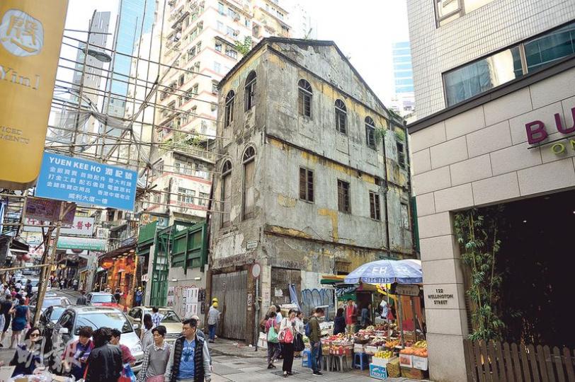 威靈頓街120號的3層高唐樓屹立中環近137年,見證嘉咸街一帶變遷。被納入重建範圍後,其旁邊及後方的建築物已陸續被拆卸,市建局日後亦只會留下其牆身保育。(鄧宗弘攝)威靈頓街120號建築物的1樓及2樓原均建有懸臂式露台,但早年已遭拆除,留下懸臂架的痕迹。拱形木窗框亦漸見破落,要在窗後釘上木板遮擋。(鄧宗弘攝) 威靈頓街120號的3層高唐樓屹立中環近137年,見證嘉咸街一帶變遷。被納入重建範圍後,其旁邊及後方的建築物已陸續被拆卸,市建局日後亦只會留下其牆身保育。(鄧宗弘攝)威靈頓街120號建築物的1樓及2樓原均建有懸臂式露台,但早年已遭拆除,留下懸臂架的痕迹。拱形木窗框亦漸見破落,要在窗後釘上木板遮擋。(鄧宗弘攝)