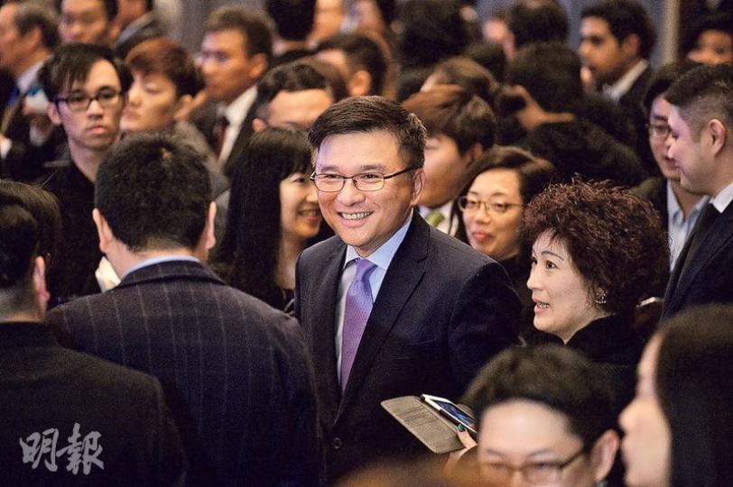 財經事務及庫務局長陳家強(中)昨日出席一個金融論壇。過去一段時間署任財政司長的陳家強,被問及不獲任命有否覺得不受尊重,他指自己作為政府團隊一分子,無論任何情况都會配合政府的整體工作。(蘇智鑫攝) 財經事務及庫務局長陳家強(中)昨日出席一個金融論壇。過去一段時間署任財政司長的陳家強,被問及不獲任命有否覺得不受尊重,他指自己作為政府團隊一分子,無論任何情况都會配合政府的整體工作。(蘇智鑫攝)