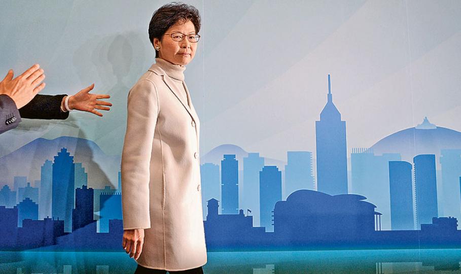 前政務司長林鄭月娥昨午在會展的會議室宣布參選行政長官,表示自從上月公開稱不能不重新考慮參選特首後,得到很多同事和朋友的鼓勵和支持,「令我感動的是很多來自普羅大眾的鼓勵和支持」。林太又說,支持者不約而同認為她有能力團結社會,逐步解決香港深層次矛盾。(鍾林枝攝) 前政務司長林鄭月娥昨午在會展的會議室宣布參選行政長官,表示自從上月公開稱不能不重新考慮參選特首後,得到很多同事和朋友的鼓勵和支持,「令我感動的是很多來自普羅大眾的鼓勵和支持」。林太又說,支持者不約而同認為她有能力團結社會,逐步解決香港深層次矛盾。(鍾林枝攝)