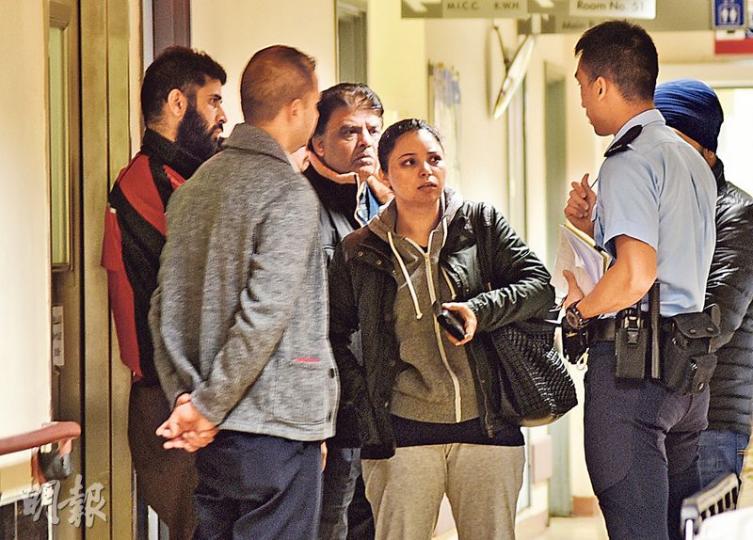 印度裔電單車男司機送院搶救後不治,多名親友趕到醫院驚聞噩耗,其間不斷傳出女親友嚎哭聲。(陳柔雅攝) 印度裔電單車男司機送院搶救後不治,多名親友趕到醫院驚聞噩耗,其間不斷傳出女親友嚎哭聲。(陳柔雅攝)