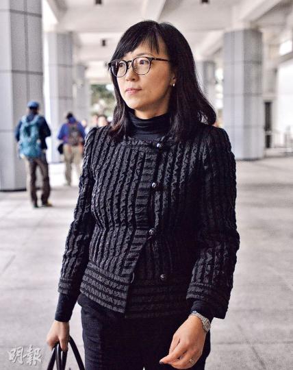 控方昨傳召行政會議秘書黃潔怡(圖)作供。辯方指時任行會成員梁振英的測量師行受聘於東海集團,該集團的主要股東同時為雄濤廣播的大股東,而梁於行會討論雄濤發牌時並無作申報。黃表示有關事項不屬須直接及即時申報的利益。(馮凱鍵攝)前特首曾蔭權昨依舊由妻子鮑笑薇陪同到庭。昨中午時,曾蔭權(前中)離庭用膳時,妻子並沒陪同。(馮凱鍵攝) 控方昨傳召行政會議秘書黃潔怡(圖)作供。辯方指時任行會成員梁振英的測量師行受聘於東海集團,該集團的主要股東同時為雄濤廣播的大股東,而梁於行會討論雄濤發牌時並無作申報。黃表示有關事項不屬須直接及即時申報的利益。(馮凱鍵攝)前特首曾蔭權昨依舊由妻子鮑笑薇陪同到庭。昨中午時,曾蔭權(前中)離庭用膳時,妻子並沒陪同。(馮凱鍵攝)