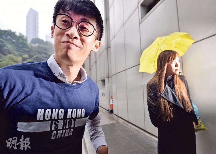 梁頌恆(左)和舉着黃傘的游蕙禎(右)昨被上訴庭拒絕發出上訴到終院許可,並下令二人須付共逾33.5萬元訟費。(馮凱鍵攝) 梁頌恆(左)和舉着黃傘的游蕙禎(右)昨被上訴庭拒絕發出上訴到終院許可,並下令二人須付共逾33.5萬元訟費。(馮凱鍵攝)