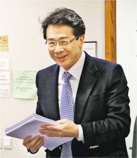 醫務委員會昨天繼續馮宜亮(圖)案聆訊,控辯雙方結案陳辭,其後委員會裁定馮宜亮7項專業失德,並押後至今午判刑。(曾憲宗攝) 醫務委員會昨天繼續馮宜亮(圖)案聆訊,控辯雙方結案陳辭,其後委員會裁定馮宜亮7項專業失德,並押後至今午判刑。(曾憲宗攝)