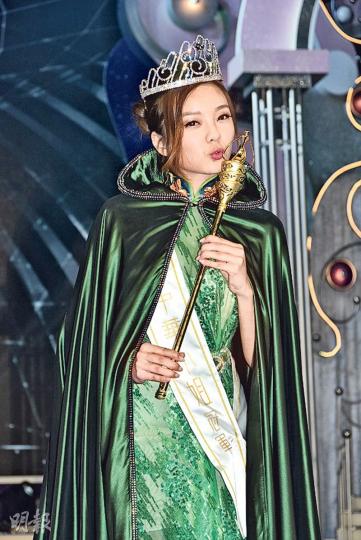華姐冠軍余思霆爆冷摘后冠,惹網民爭議,有指她的鼻太假及面太V。(攝影記者﹕梁榮達) 華姐冠軍余思霆爆冷摘后冠,惹網民爭議,有指她的鼻太假及面太V。(攝影記者﹕梁榮達)