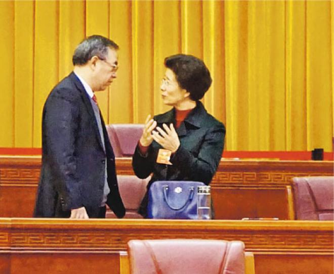 廣東省委書記胡春華(左)昨離開會場前,與廣東組織部長李玉妹(右)談興甚濃。本報早前獲悉,李玉妹有望接替屆齡退休的黃龍雲出任省人大常委會主任。(明報記者攝) 廣東省委書記胡春華(左)昨離開會場前,與廣東組織部長李玉妹(右)談興甚濃。本報早前獲悉,李玉妹有望接替屆齡退休的黃龍雲出任省人大常委會主任。(明報記者攝)