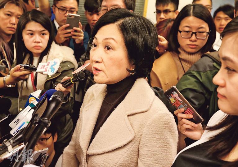 新民黨主席葉劉淑儀(前)昨與傳媒茶敘,被問及特首梁振英昨稱讚已請辭的政務司長林鄭月娥有擔當,葉太一度哽咽眼紅,稱自己曾就基本法23條立法問責道歉,更「回到曠野」10年,由低做起,反問「出錢出力出心,唔通可以話我對香港社會無擔當咩?」(李紹昌攝)胡國興昨晚與資訊科技界選委「IT Vision」會面,討論重啟政改等議題。由於會面場地的地面是木地板,胡入場時要先除鞋,但就被發現右腳的襪穿了一個洞。胡官回應說:「人盡其才,物盡其用,我的生活態度。」(郭慶輝攝) 新民黨主席葉劉淑儀(前)昨與傳媒茶敘,被問及特首梁振英昨稱讚已請辭的政務司長林鄭月娥有擔當,葉太一度哽咽眼紅,稱自己曾就基本法23條立法問責道歉,更「回到曠野」10年,由低做起,反問「出錢出力出心,唔通可以話我對香港社會無擔當咩?」(李紹昌攝)胡國興昨晚與資訊科技界選委「IT Vision」會面,討論重啟政改等議題。由於會面場地的地面是木地板,胡入場時要先除鞋,但就被發現右腳的襪穿了一個洞。胡官回應說:「人盡其才,物盡其用,我的生活態度。」(郭慶輝攝)