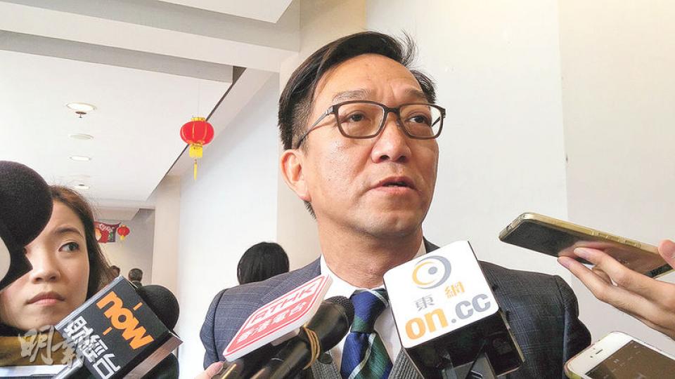 鄉事局主席劉業強昨出席鄉議局會議,會前表示兩名前司長包括林鄭月娥、曾俊華都是有能力的人,但要待參選人的政綱出台才會商討提名人選,而鄉議局的選委亦會綑綁投票。(錢瑋琪攝) 鄉事局主席劉業強昨出席鄉議局會議,會前表示兩名前司長包括林鄭月娥、曾俊華都是有能力的人,但要待參選人的政綱出台才會商討提名人選,而鄉議局的選委亦會綑綁投票。(錢瑋琪攝)