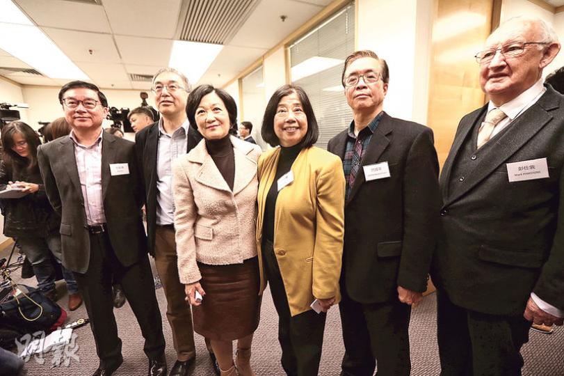 葉劉淑儀昨日介紹競選辦主要班底,圖左起為何兆鴻、黃彥勳、葉劉淑儀、趙崇幗、周國泉、彭仕敦(Mark Pinkstone),全為前公務員。(李紹昌攝) 葉劉淑儀昨日介紹競選辦主要班底,圖左起為何兆鴻、黃彥勳、葉劉淑儀、趙崇幗、周國泉、彭仕敦(Mark Pinkstone),全為前公務員。(李紹昌攝)