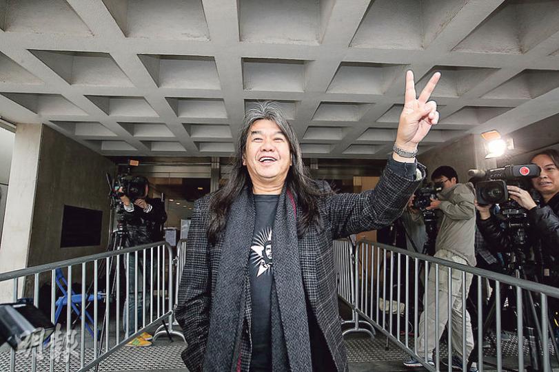 早已回復「招牌」長髮的梁國雄昨獲判勝訴,再高舉勝利手勢,笑言「希望下次坐監唔使剪髮」。(曾憲宗攝) 早已回復「招牌」長髮的梁國雄昨獲判勝訴,再高舉勝利手勢,笑言「希望下次坐監唔使剪髮」。(曾憲宗攝)