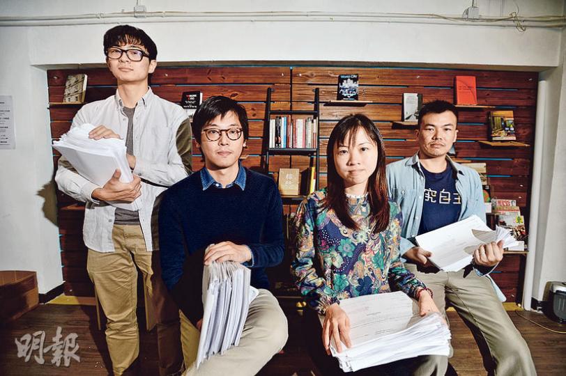 本土研究社全職研究員楊夏至(左起)、創會成員陳劍青、林芷筠、劉海龍,同手執正在研究的土地查冊文件,單是一區就已裝滿一個紙皮箱,所花金錢以千元計。陳說,曾要求土地註冊處給電子版但不果,笑指處方給予印刷版是為當天拍攝,可讓大眾更明白他們的辛酸。(楊柏賢攝) 本土研究社全職研究員楊夏至(左起)、創會成員陳劍青、林芷筠、劉海龍,同手執正在研究的土地查冊文件,單是一區就已裝滿一個紙皮箱,所花金錢以千元計。陳說,曾要求土地註冊處給電子版但不果,笑指處方給予印刷版是為當天拍攝,可讓大眾更明白他們的辛酸。(楊柏賢攝)