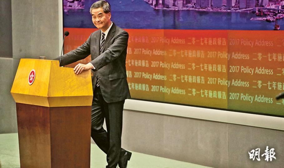已宣布不競逐連任的特首梁振英昨發表任內最後一份《施政報告》,並攜帶當年的競選政綱出席記者會,全程神態輕鬆,動作多多,自評政綱承諾「基本上已經全部落實」。被兩度追問會否承諾「N屆不選特首」,梁振英聽罷只是大笑,又預告未來會在不同崗位「繼續奉獻香港、奉獻國家」,但沒有透露具體去向。(曾憲宗攝) 已宣布不競逐連任的特首梁振英昨發表任內最後一份《施政報告》,並攜帶當年的競選政綱出席記者會,全程神態輕鬆,動作多多,自評政綱承諾「基本上已經全部落實」。被兩度追問會否承諾「N屆不選特首」,梁振英聽罷只是大笑,又預告未來會在不同崗位「繼續奉獻香港、奉獻國家」,但沒有透露具體去向。(曾憲宗攝)