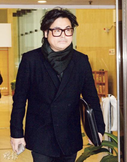 何周禮昨第二日到庭作供,他於2011年獲授榮譽勳章,承認獲授勳前後,曾數度與曾蔭權夫婦見面討論裝修事宜,但強調雙方從無在會上提及授勳事宜。(劉焌陶攝)前特首曾蔭權(右)昨如常與妻子鮑笑薇(左)前往高院應訊,他神情較平日輕鬆,出入法院時亦有面露微笑。(劉焌陶攝) 何周禮昨第二日到庭作供,他於2011年獲授榮譽勳章,承認獲授勳前後,曾數度與曾蔭權夫婦見面討論裝修事宜,但強調雙方從無在會上提及授勳事宜。(劉焌陶攝)前特首曾蔭權(右)昨如常與妻子鮑笑薇(左)前往高院應訊,他神情較平日輕鬆,出入法院時亦有面露微笑。(劉焌陶攝)