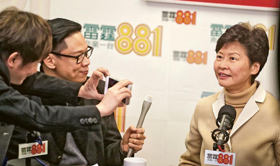 林鄭月娥(右)第一次以特首參選人身分到電台接受訪問,商台安排全程facebook直播節目,其間貪玩的主持陳志雲(中)着林太摘下眼鏡讓網民看看其樣貌,林太照辦後陳志雲大讚她「柔情好多」,又請她對着鏡頭笑,林太笑着說:「阿姐你都玩!」林太在節目開始時,主持問她希望市民怎樣稱呼她,林太說「叫林太、Carrie、Madam」都可以,為何是Madam呢?林太解釋以前喜歡紀律部隊同事叫她Madam,好像當她是一分子。叫「奶媽」又好唔好?林太立刻答道:「最好唔好。」(李紹昌攝) 林鄭月娥(右)第一次以特首參選人身分到電台接受訪問,商台安排全程facebook直播節目,其間貪玩的主持陳志雲(中)着林太摘下眼鏡讓網民看看其樣貌,林太照辦後陳志雲大讚她「柔情好多」,又請她對着鏡頭笑,林太笑着說:「阿姐你都玩!」林太在節目開始時,主持問她希望市民怎樣稱呼她,林太說「叫林太、Carrie、Madam」都可以,為何是Madam呢?林太解釋以前喜歡紀律部隊同事叫她Madam,好像當她是一分子。叫「奶媽」又好唔好?林太立刻答道:「最好唔好。」(李紹昌攝)
