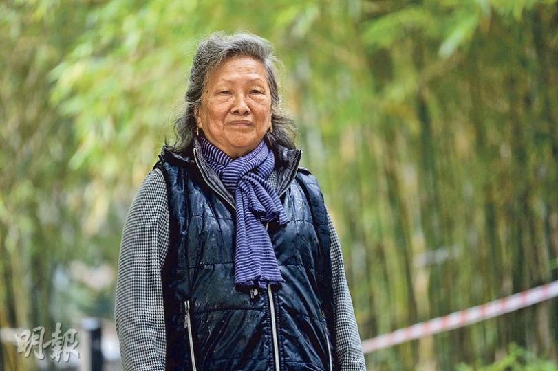 72歲的盧婆婆獨居於葵興的公屋單位,雖然未來有機會多取870元,但她擔心子女日後退休不能享受有關福利。(蘇智鑫攝) 72歲的盧婆婆獨居於葵興的公屋單位,雖然未來有機會多取870元,但她擔心子女日後退休不能享受有關福利。(蘇智鑫攝)