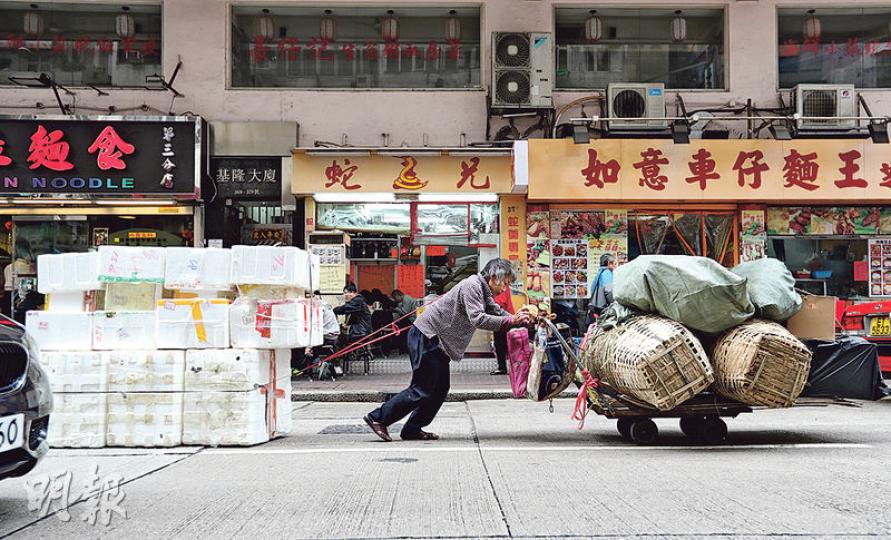 香港仍有不少長者要靠拾荒幫補家計。特首梁振英沒有在最後一份《施政報告》推出全民退休保障方案,只計劃新增有資產審查的「高額長者生活津貼」,單身長者資產須少於14.4萬元,每月可領3435元津貼。(郭慶輝攝) 香港仍有不少長者要靠拾荒幫補家計。特首梁振英沒有在最後一份《施政報告》推出全民退休保障方案,只計劃新增有資產審查的「高額長者生活津貼」,單身長者資產須少於14.4萬元,每月可領3435元津貼。(郭慶輝攝)