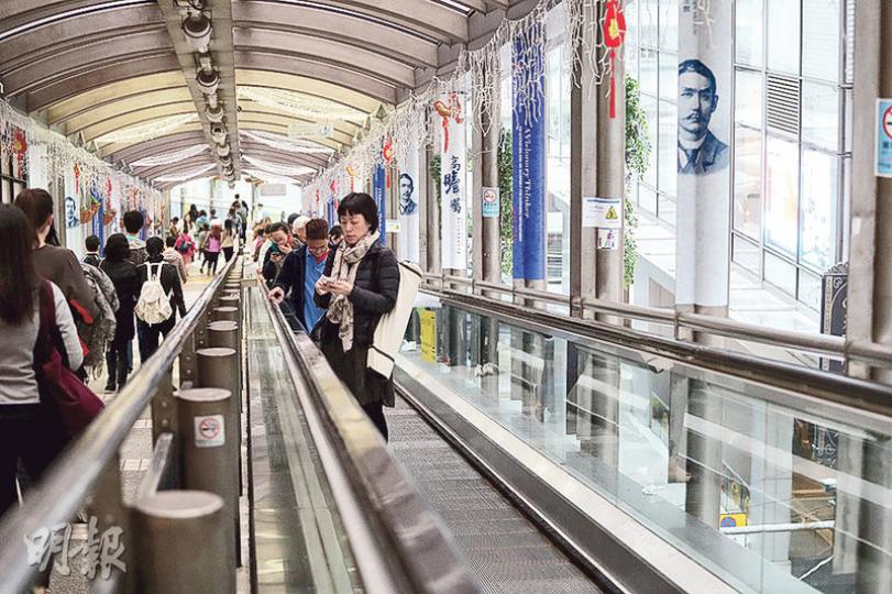 政府將於未來5年推出「香港好•易行」計劃,在全港選出兩區作試點,增建天橋、扶手電梯和隧道等,改善步行環境,鼓勵市民「以步當車」。(郭慶輝攝) 政府將於未來5年推出「香港好•易行」計劃,在全港選出兩區作試點,增建天橋、扶手電梯和隧道等,改善步行環境,鼓勵市民「以步當車」。(郭慶輝攝)