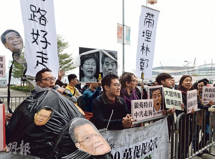 多個團體昨趁特首梁振英發表施政報告,於立法會大樓外示威,社民連和人民力量約20名成員(圖)批評梁振英未能兌現競選承諾,並「政治逼害」部分民主派議員。(劉焌陶攝)民建聯主席李慧琼(前左三)昨與黨友回應施政報告,她稱讚報告「有承擔、有作為」,但同時指出報告有不足之處,如建屋計劃未能解決公屋輪候時間過長問題,希望新特首能在覓地建屋有創新思維、與民共議。(蘇智鑫攝) 多個團體昨趁特首梁振英發表施政報告,於立法會大樓外示威,社民連和人民力量約20名成員(圖)批評梁振英未能兌現競選承諾,並「政治逼害」部分民主派議員。(劉焌陶攝)民建聯主席李慧琼(前左三)昨與黨友回應施政報告,她稱讚報告「有承擔、有作為」,但同時指出報告有不足之處,如建屋計劃未能解決公屋輪候時間過長問題,希望新特首能在覓地建屋有創新思維、與民共議。(蘇智鑫攝)