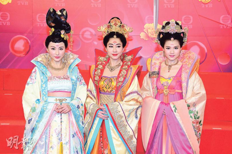 劉心悠(左起)、胡定欣及周秀娜以劇中古裝造型示人,當中以淺露事業線的娜姐最養眼。(攝影:梁迺楠)黃心穎(左)與馬國明(右)這對緋聞男女於劇中是一對,但現實中卻表示要先了解及相處。(攝影:梁迺楠)蕭正楠(左)與馬浚偉(右)於新劇鬥戲。(攝影:梁迺楠)羅霖(左起)、張慧儀、謝雪心、康華及張文慈這個組合甚有新鮮感。(攝影:梁迺楠) 劉心悠(左起)、胡定欣及周秀娜以劇中古裝造型示人,當中以淺露事業線的娜姐最養眼。(攝影:梁迺楠)黃心穎(左)與馬國明(右)這對緋聞男女於劇中是一對,但現實中卻表示要先了解及相處。(攝影:梁迺楠)蕭正楠(左)與馬浚偉(右)於新劇鬥戲。(攝影:梁迺楠)羅霖(左起)、張慧儀、謝雪心、康華及張文慈這個組合甚有新鮮感。(攝影:梁迺楠)