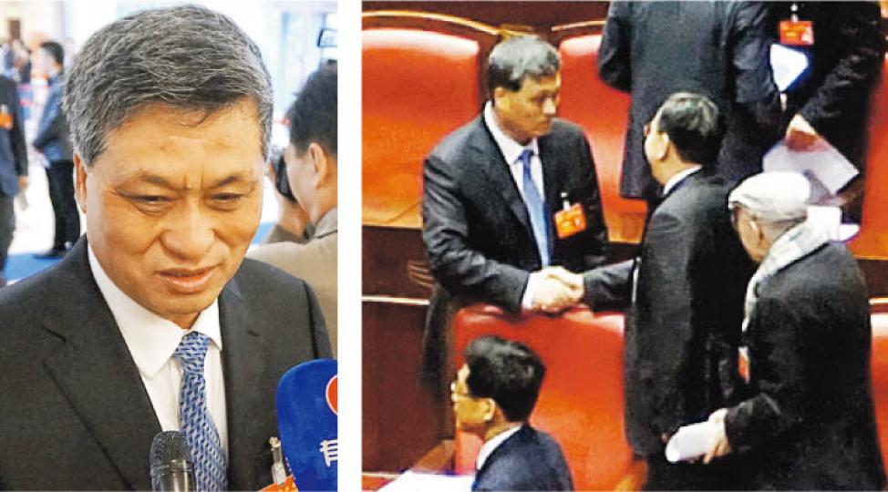 廣東代省長馬興瑞(左圖)昨日面對傳媒不願多談,他在主席台上與前任省長朱小丹(右二)握手。馬預計在23日正式當選為廣東省長,二人屆時才正式交接。(明報記者攝) 廣東代省長馬興瑞(左圖)昨日面對傳媒不願多談,他在主席台上與前任省長朱小丹(右二)握手。馬預計在23日正式當選為廣東省長,二人屆時才正式交接。(明報記者攝)