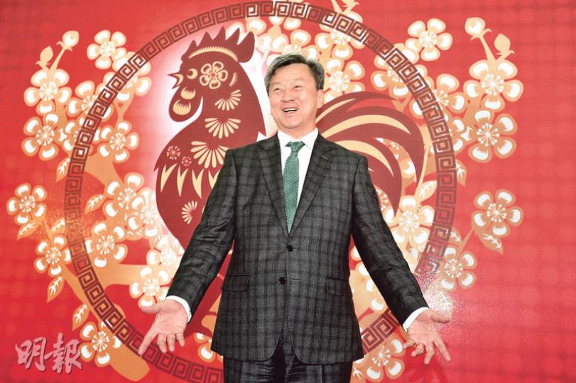 雞年將至,長實執行董事趙國雄表示,集團今年將以石破天驚的速度推盤,料今年可推6個全新樓盤,涉及2065伙。(黃志東攝) 雞年將至,長實執行董事趙國雄表示,集團今年將以石破天驚的速度推盤,料今年可推6個全新樓盤,涉及2065伙。(黃志東攝)