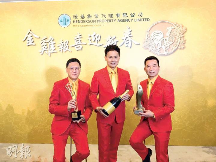 林達民(中)稱,恒地營業(一)部連同(二)部去年在港售出約1523伙;今年單計營業(一)部將推出5個住宅項目,以及尖沙嘴山林道及九龍灣宏光道兩個商業項目。(林尚民攝) 林達民(中)稱,恒地營業(一)部連同(二)部去年在港售出約1523伙;今年單計營業(一)部將推出5個住宅項目,以及尖沙嘴山林道及九龍灣宏光道兩個商業項目。(林尚民攝)