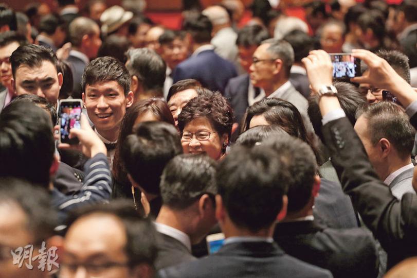 特首參選人、前政務司長林鄭月娥(中)獲邀出席昨晚的中聯辦新春酒會,與會者一見林太現身就簇擁歡迎,圍成一團,爭相拿起手機拍照及與林太自拍合照,林太來者不拒。(李紹昌攝)特首參選人、新民黨葉劉淑儀(中)昨晚與民主黨中委會見面。她會後表示,和民主黨會面有談及土地、房屋、政改、23條問題,最大分歧是有關民主的看法,民主黨認為要無篩選的選舉,但葉太認為8.31框架是中央已作的決定,無法推翻或撤回。(楊柏賢攝) 特首參選人、前政務司長林鄭月娥(中)獲邀出席昨晚的中聯辦新春酒會,與會者一見林太現身就簇擁歡迎,圍成一團,爭相拿起手機拍照及與林太自拍合照,林太來者不拒。(李紹昌攝)特首參選人、新民黨葉劉淑儀(中)昨晚與民主黨中委會見面。她會後表示,和民主黨會面有談及土地、房屋、政改、23條問題,最大分歧是有關民主的看法,民主黨認為要無篩選的選舉,但葉太認為8.31框架是中央已作的決定,無法推翻或撤回。(楊柏賢攝)