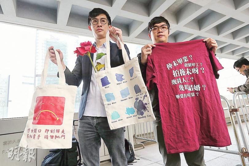 青年新政成員梁頌恆(左)昨聯同年宵攤位申請人、前議員助理李東昇回應年宵攤檔被取消資格,並展示年宵攤檔計劃出售的部分貨品,包括環保袋、人造花及T恤,均未見有港獨信息。(李紹昌攝)年宵攤位申請人兼香港民族黨發言人周浩輝(左)與召集人陳浩天(右)昨回應事件時,展示食環署發出的終止協議通知書,質疑政府做法涉政治打壓。(李紹昌攝)由兩名青年新政前議員助理以個人名義投得的兩個雙連攤位,位於維園乾貨區199號及200號,現已被紅色帳幕覆蓋。(張艷紅攝) 青年新政成員梁頌恆(左)昨聯同年宵攤位申請人、前議員助理李東昇回應年宵攤檔被取消資格,並展示年宵攤檔計劃出售的部分貨品,包括環保袋、人造花及T恤,均未見有港獨信息。(李紹昌攝)年宵攤位申請人兼香港民族黨發言人周浩輝(左)與召集人陳浩天(右)昨回應事件時,展示食環署發出的終止協議通知書,質疑政府做法涉政治打壓。(李紹昌攝)由兩名青年新政前議員助理以個人名義投得的兩個雙連攤位,位於維園乾貨區199號及200號,現已被紅色帳幕覆蓋。(張艷紅攝)