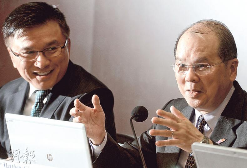政務司長張建宗(右)昨表示,撤銷強積金對冲後政府補貼僱主相關開支,是破格做法,否認是偏袒商界。旁為財經事務及庫務局長陳家強。(劉焌陶攝) 政務司長張建宗(右)昨表示,撤銷強積金對冲後政府補貼僱主相關開支,是破格做法,否認是偏袒商界。旁為財經事務及庫務局長陳家強。(劉焌陶攝)
