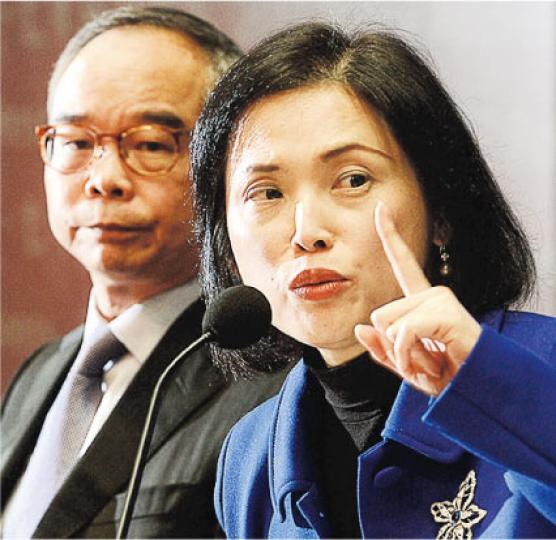 民政事務局常任秘書長馮程淑儀(右)稱,期望新安排令西九財政穩健,但不想西九管理局變發展商,區內辦公室及住宅只租不賣,住宅用途總樓面面積料少於一成,比發展圖則容許的兩成更低。旁為民政事務局長劉江華。(劉焌陶攝) 民政事務局常任秘書長馮程淑儀(右)稱,期望新安排令西九財政穩健,但不想西九管理局變發展商,區內辦公室及住宅只租不賣,住宅用途總樓面面積料少於一成,比發展圖則容許的兩成更低。旁為民政事務局長劉江華。(劉焌陶攝)