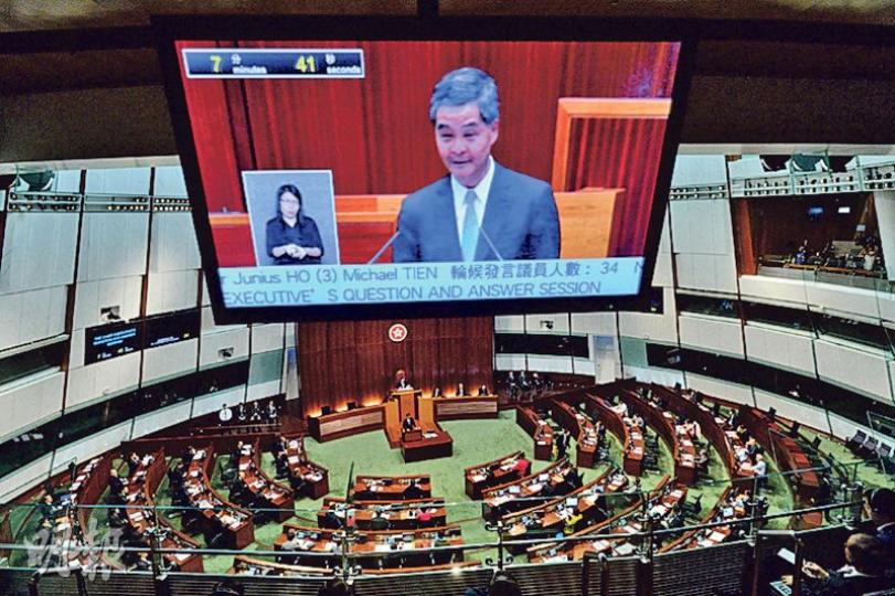 特首梁振英話自己嗰6000元「仲喺庫房」,但就被揭當年講過會捐咗筆錢,佢噚日出席電台聯播節目,就話有朋友傳短訊提佢捐咗錢,仲話咁就「說明(筆錢)唔應該畀我,唔應該入落我袋」。圖為佢出席立法會答問大會。(蘇智鑫攝) 特首梁振英話自己嗰6000元「仲喺庫房」,但就被揭當年講過會捐咗筆錢,佢噚日出席電台聯播節目,就話有朋友傳短訊提佢捐咗錢,仲話咁就「說明(筆錢)唔應該畀我,唔應該入落我袋」。圖為佢出席立法會答問大會。(蘇智鑫攝)