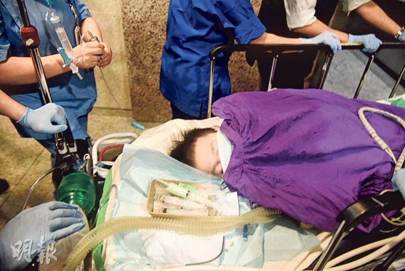 4歲李姓男童昨從大埔逸瓏灣12樓寓所露台墮樓重傷,手腳骨折,情况危殆。(林智傑攝)墮樓兒子治理期間,其母(左)在醫院內情緒激動,不停哭泣,警員(右)嘗試向她了解事發經過。(鄧柳媚攝)4歲男童昨午從大埔逸瓏灣2期15座12樓露台墮下重傷,事發前他意外反鎖在主人房,其後懷疑受驚,踏上露台的椅子向外查看後失足。(鄧柳媚攝) 4歲李姓男童昨從大埔逸瓏灣12樓寓所露台墮樓重傷,手腳骨折,情况危殆。(林智傑攝)墮樓兒子治理期間,其母(左)在醫院內情緒激動,不停哭泣,警員(右)嘗試向她了解事發經過。(鄧柳媚攝)4歲男童昨午從大埔逸瓏灣2期15座12樓露台墮下重傷,事發前他意外反鎖在主人房,其後懷疑受驚,踏上露台的椅子向外查看後失足。(鄧柳媚攝)