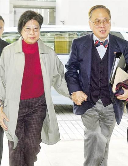 曾蔭權(右)昨早與太太鮑笑薇(左)抵達高等法院應訊,他下車時神情輕鬆,面露笑容。(黃志東攝)何周禮昨供稱,初次到曾蔭權於東海花園單位作實地考察,發現單位殘舊、日久失修,認同要大裝修才可作住宅用途。(黃志東攝) 曾蔭權(右)昨早與太太鮑笑薇(左)抵達高等法院應訊,他下車時神情輕鬆,面露笑容。(黃志東攝)何周禮昨供稱,初次到曾蔭權於東海花園單位作實地考察,發現單位殘舊、日久失修,認同要大裝修才可作住宅用途。(黃志東攝)