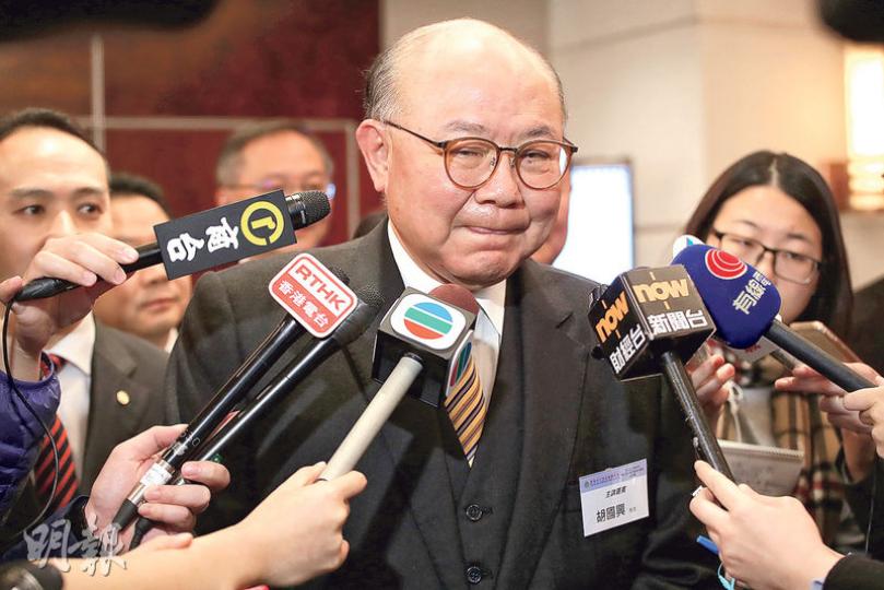新民黨葉劉淑儀(右)昨早與漁農界會面,下午出席中小企座談會,後會見高等教育界選委,晚上則接受商台《光明頂》訪問,她在節目中透露約見泛民及專業界別選委較易。左為主持陶傑。(楊柏賢攝)
新民黨葉劉淑儀(右)昨早與漁農界會面,下午出席中小企座談會,後會見高等教育界選委,晚上則接受商台《光明頂》訪問,她在節目中透露約見泛民及專業界別選委較易。左為主持陶傑。(楊柏賢攝)
