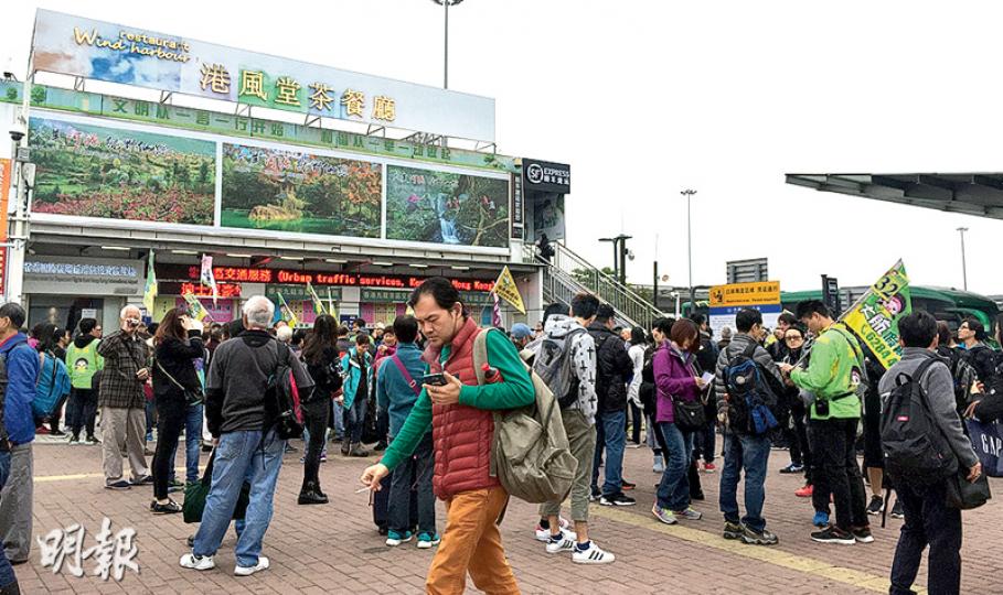 深圳灣口岸對開空地聚集大批參加一日年貨團的港人,業界提醒,報團時留意有無額外收費,若屬境外集散,建議自購旅遊保險。(明報記者攝) 深圳灣口岸對開空地聚集大批參加一日年貨團的港人,業界提醒,報團時留意有無額外收費,若屬境外集散,建議自購旅遊保險。(明報記者攝)