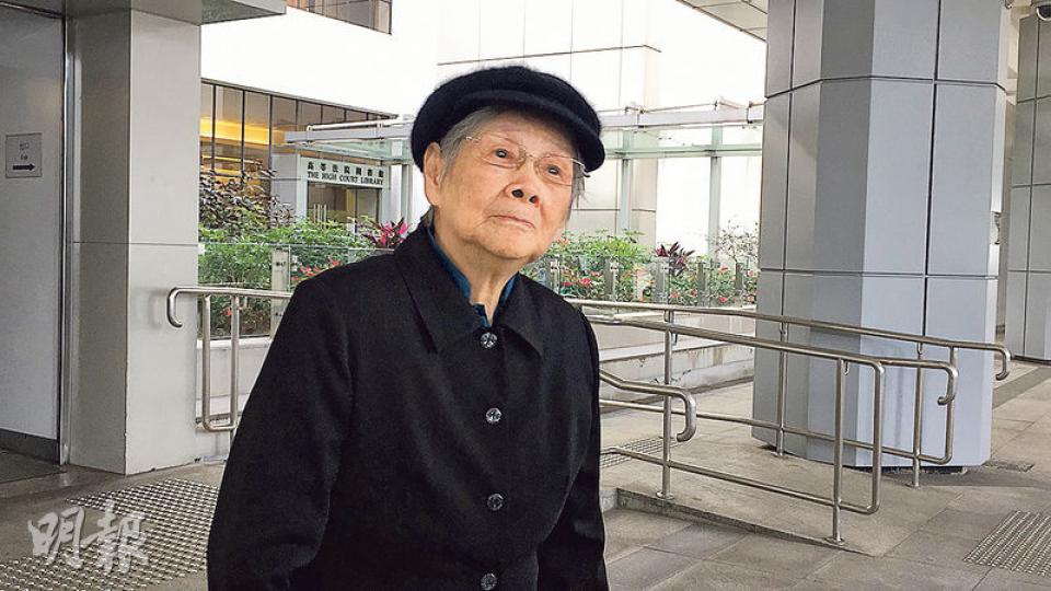 93歲的「梅媽」覃美金昨由數人陪同到庭,精神不錯,離庭後在庭外表示「食得好、行得好」。(凌沛恩攝)
93歲的「梅媽」覃美金昨由數人陪同到庭,精神不錯,離庭後在庭外表示「食得好、行得好」。(凌沛恩攝)
