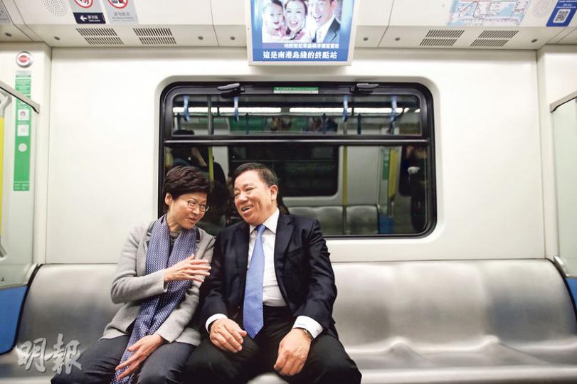 林鄭月娥(左)宣布參選特首後,昨日首次落區。她在南區區議員陳富明(右)陪同下到香港仔,又乘搭港鐵南港島線。中午時分車廂未見太多人,加上有傳媒採訪,令林太與陳富明身邊一度未見有市民出現。林太似乎較少乘搭公共交通工具,於金鐘站拍卡後,她需競選辦成員提醒,才會意可出閘。(曾憲宗攝) 林鄭月娥(左)宣布參選特首後,昨日首次落區。她在南區區議員陳富明(右)陪同下到香港仔,又乘搭港鐵南港島線。中午時分車廂未見太多人,加上有傳媒採訪,令林太與陳富明身邊一度未見有市民出現。林太似乎較少乘搭公共交通工具,於金鐘站拍卡後,她需競選辦成員提醒,才會意可出閘。(曾憲宗攝)