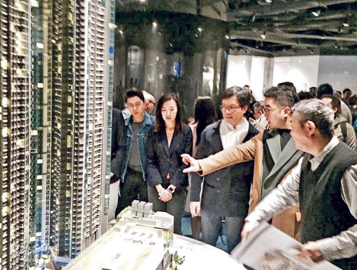 新世界發展執行副主席兼聯席總經理鄭志剛(右二),昨日現身柏傲灣售樓處督師為團隊打氣,站在旁邊的營業及事務高級總監楊文(右一)全程講解。(林尚民攝) 新世界發展執行副主席兼聯席總經理鄭志剛(右二),昨日現身柏傲灣售樓處督師為團隊打氣,站在旁邊的營業及事務高級總監楊文(右一)全程講解。(林尚民攝)