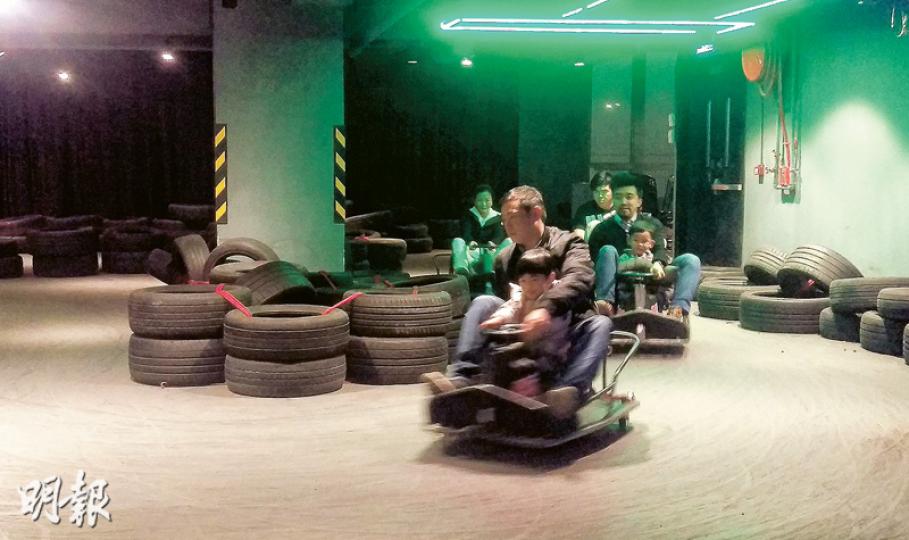 本報上周日晚前往Crazy Car Cafe,有家長攜子女玩電動「甩尾車」,每節同時有7至8輛車落場。其間有成人陪同小童駕乘Crazy Cart XL(圖),均無戴頭盔。記者所見,大部分載有兩人的甩尾車車速較一人車為慢,轉彎時較小心翼翼。(陳柔雅攝)位於荔枝角D2 Place的Crazy Car Cafe設電動「甩尾車」場。該店負責人稱曾向各部門查詢,結果都獲回覆不屬他們監管。(楊柏賢攝) 本報上周日晚前往Crazy Car Cafe,有家長攜子女玩電動「甩尾車」,每節同時有7至8輛車落場。其間有成人陪同小童駕乘Crazy Cart XL(圖),均無戴頭盔。記者所見,大部分載有兩人的甩尾車車速較一人車為慢,轉彎時較小心翼翼。(陳柔雅攝)位於荔枝角D2 Place的Crazy Car Cafe設電動「甩尾車」場。該店負責人稱曾向各部門查詢,結果都獲回覆不屬他們監管。(楊柏賢攝)