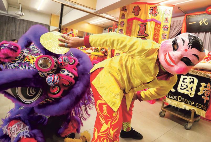 舞獅表演中的大頭佛精靈活潑,不是表演的主角,卻肩負帶動氣氛、「執生」的責任。近年大頭佛亦跟上時代步伐,樣貌變年輕,搖身一變成為大頭仔。(郭慶輝攝) 舞獅表演中的大頭佛精靈活潑,不是表演的主角,卻肩負帶動氣氛、「執生」的責任。近年大頭佛亦跟上時代步伐,樣貌變年輕,搖身一變成為大頭仔。(郭慶輝攝)